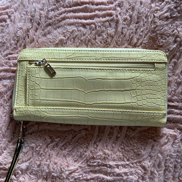 Guess Wallet - Picture 2 of 3